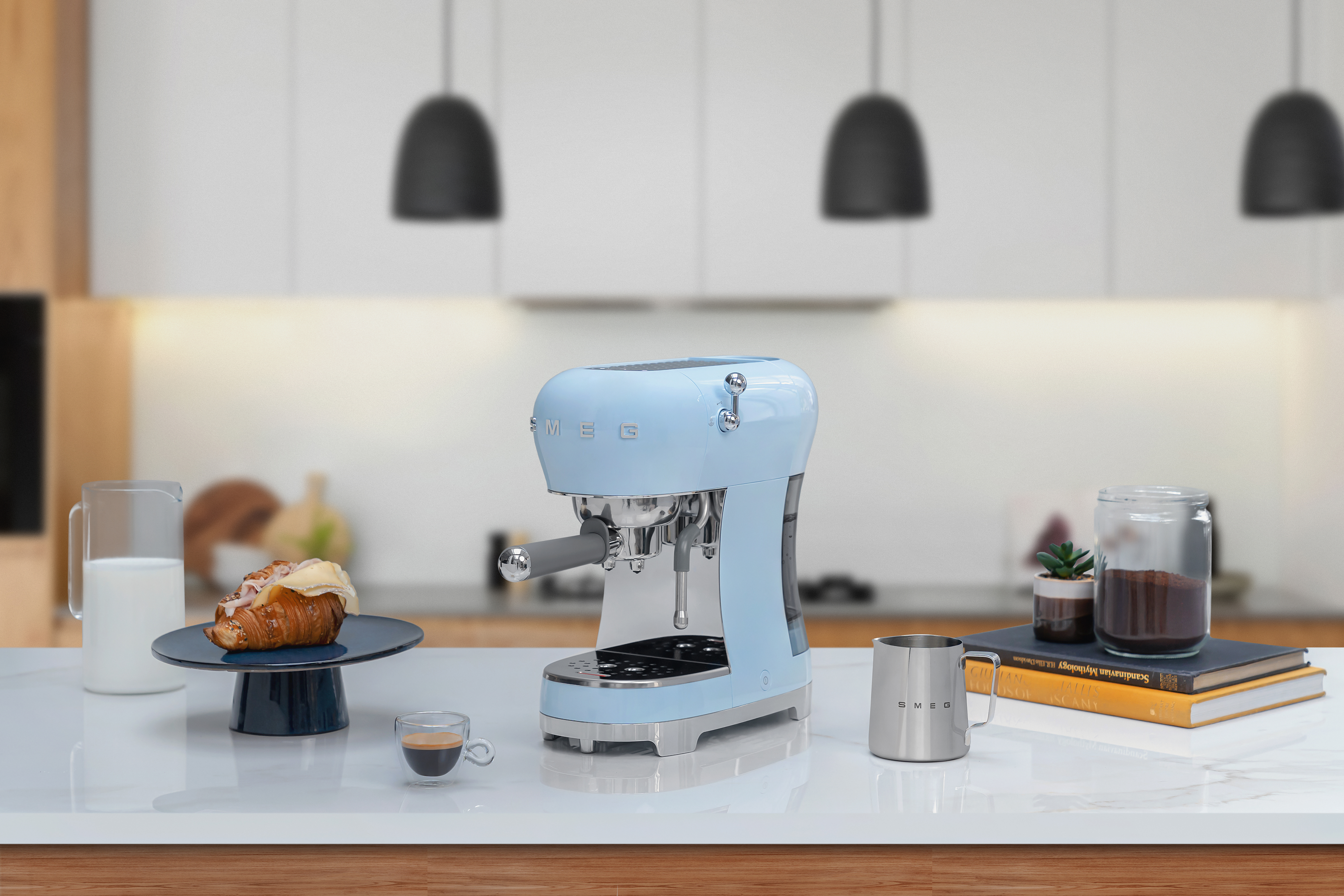 Deutliche Gebrauchsspuren: SMEG Espressomaschine ECF02PBEU Blau